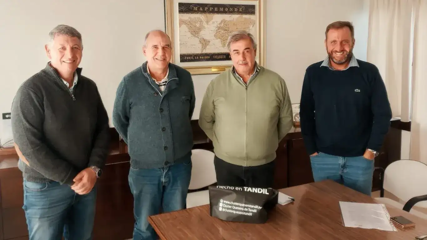 Representantes del Cluster Quesero y Coopagro tras la firma del acuerdo destinado a fortalecer la cadena láctea regional y potenciar la producción local de quesos.