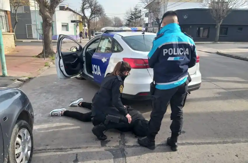 Entradera frente a la iglesia Pompeya: dos delincuentes fueron atrapados tras rodear la manzana