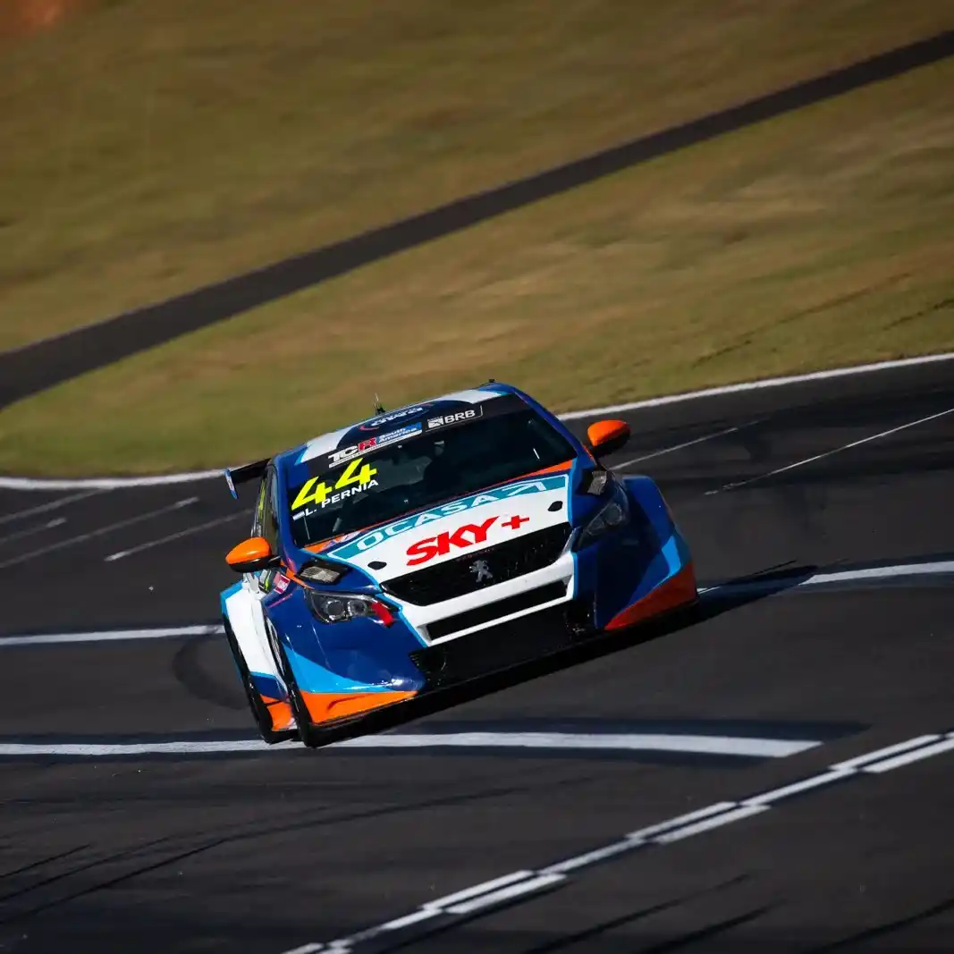 El Paugeot 308 de Pernía en el circuito brasileño.