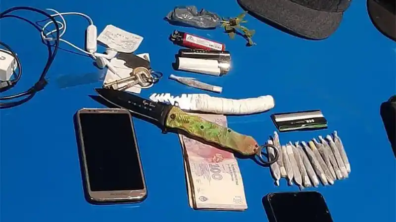 Dos adolescentes fueron interceptados por la policía y tenían estupefacientes y un arma blanca