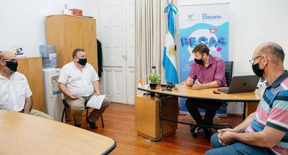 Los transportistas escolares  se reunieron con el Becario  y acercaron posiciones