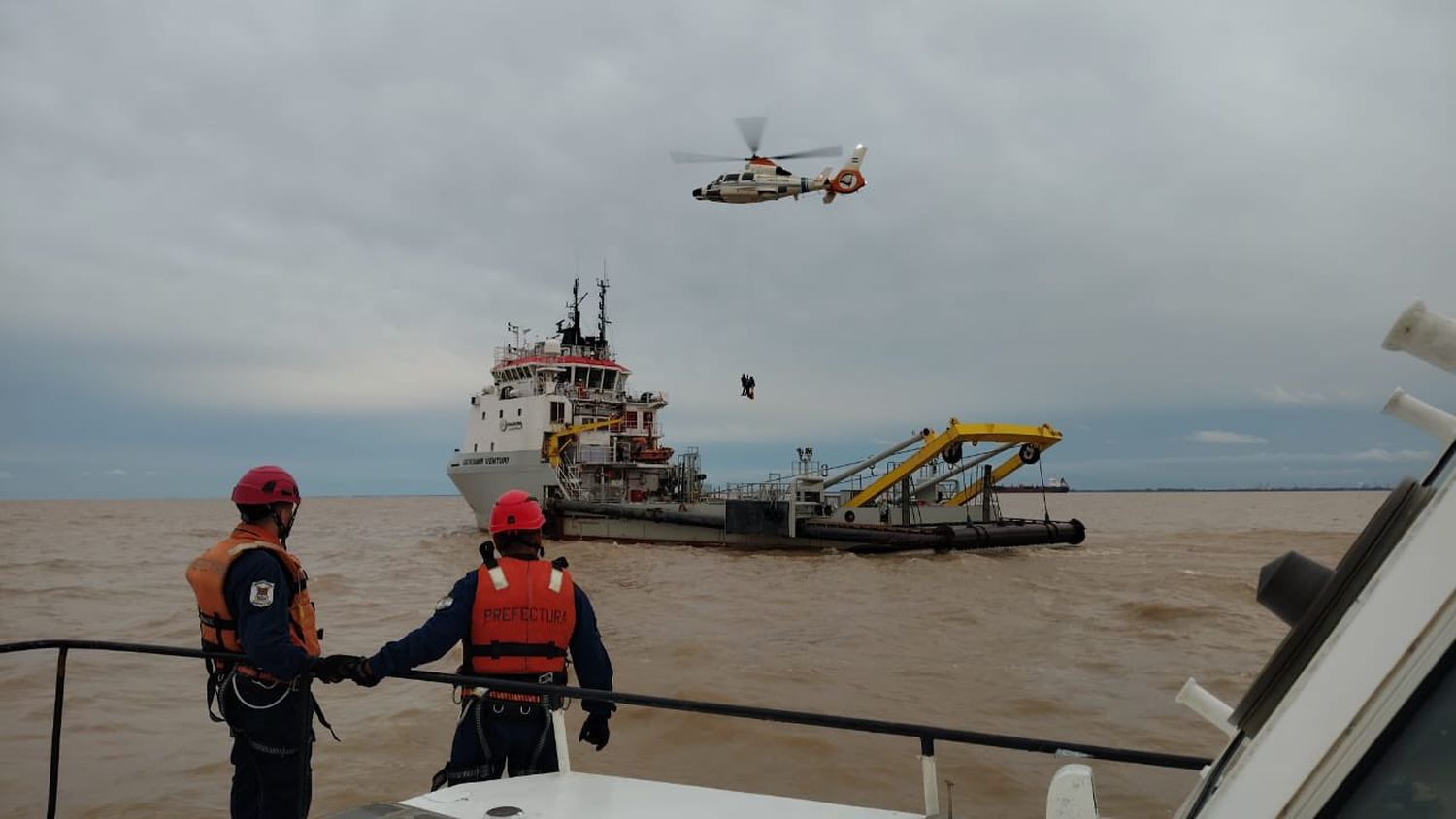 Video: desmayo, convulsiones y un rescate aéreo que salvó una vida en el Río de la Plata, a más de 100 km de La Plata
