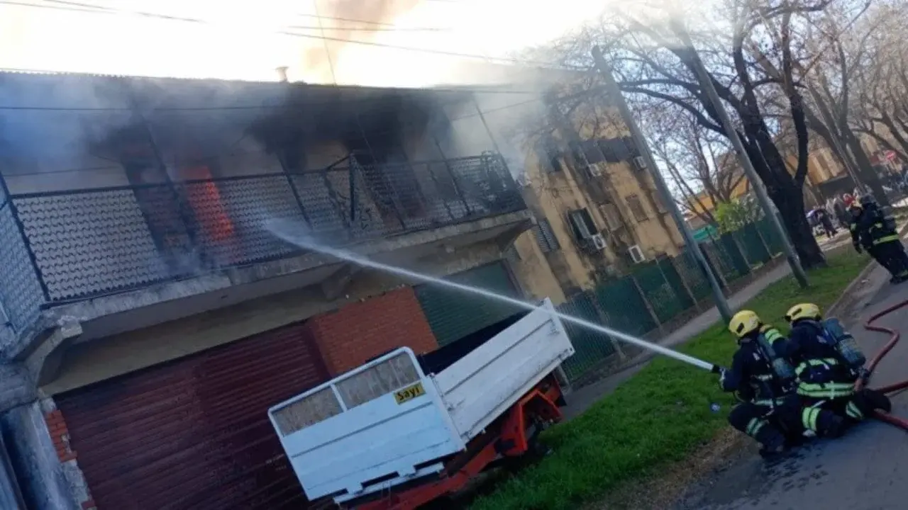 Un incendio provocó importantes daños en una casa de dos plantas en zona noroeste