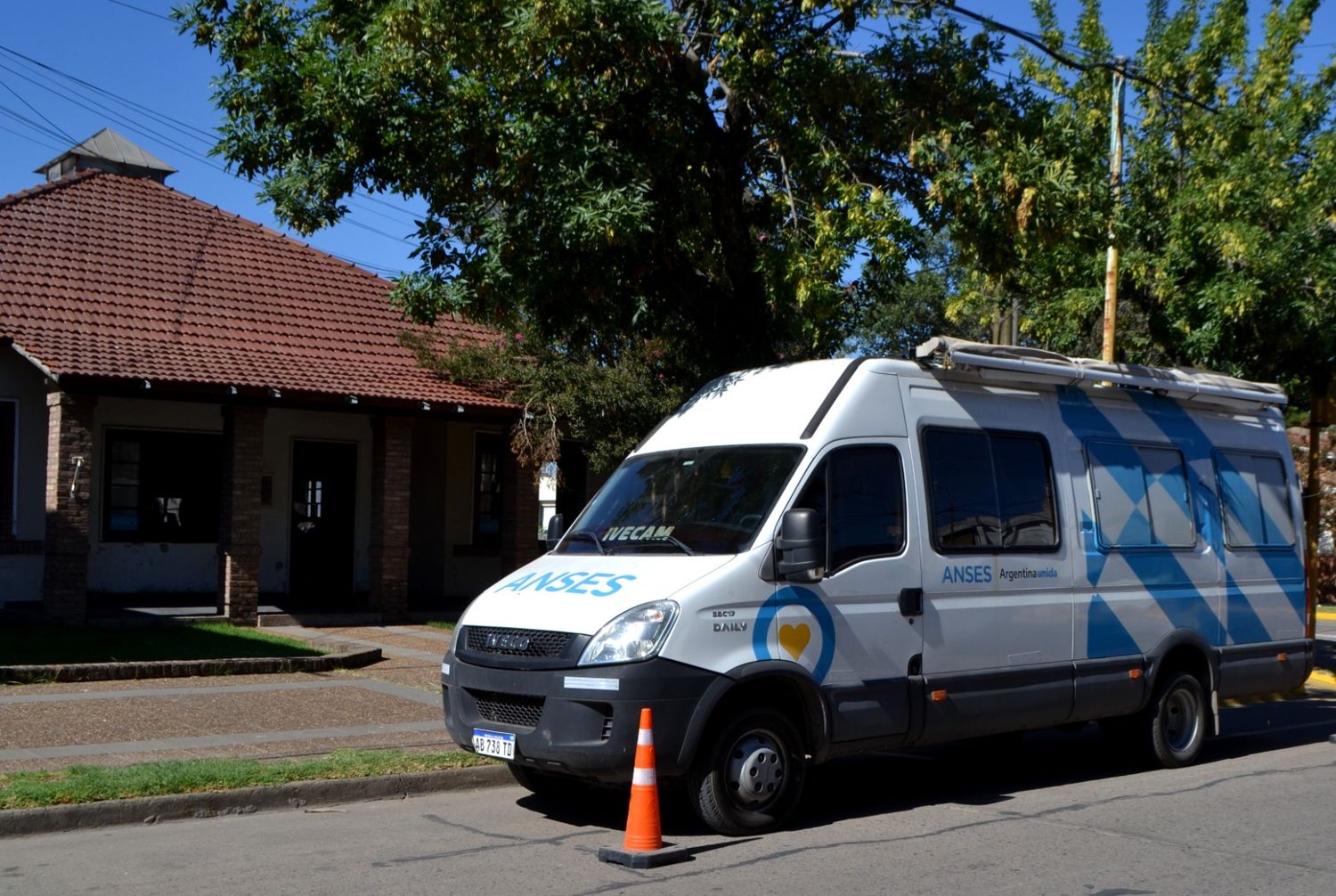 Un utilitario presta servicios en la vía pública.