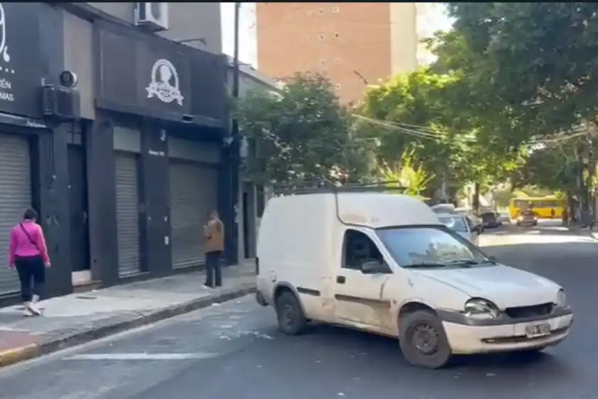 Grave choque en el centro terminó con un hombre atrapado entre dos autos