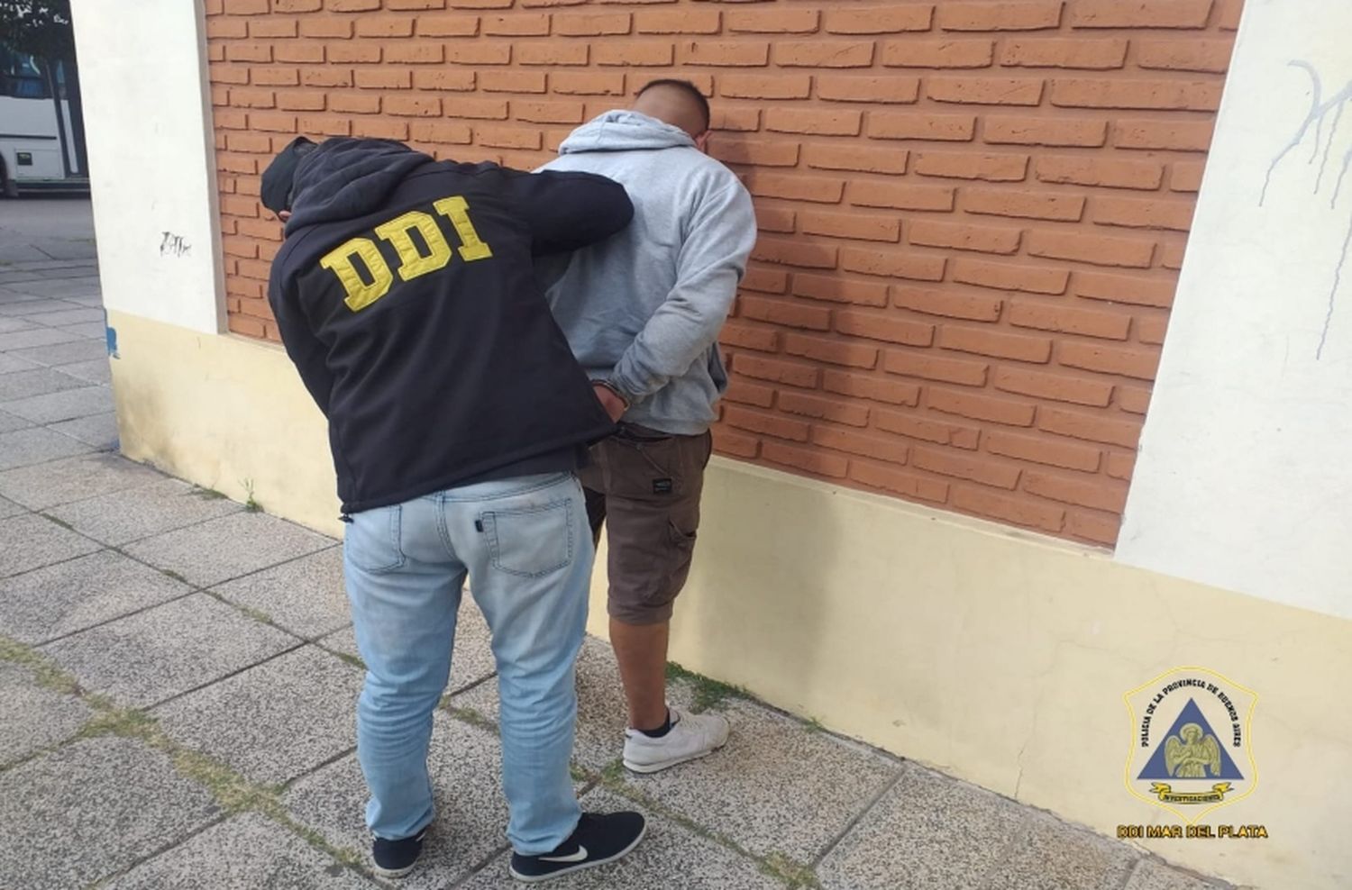 Detienen a un delincuente que se hizo pasar por policía para robar