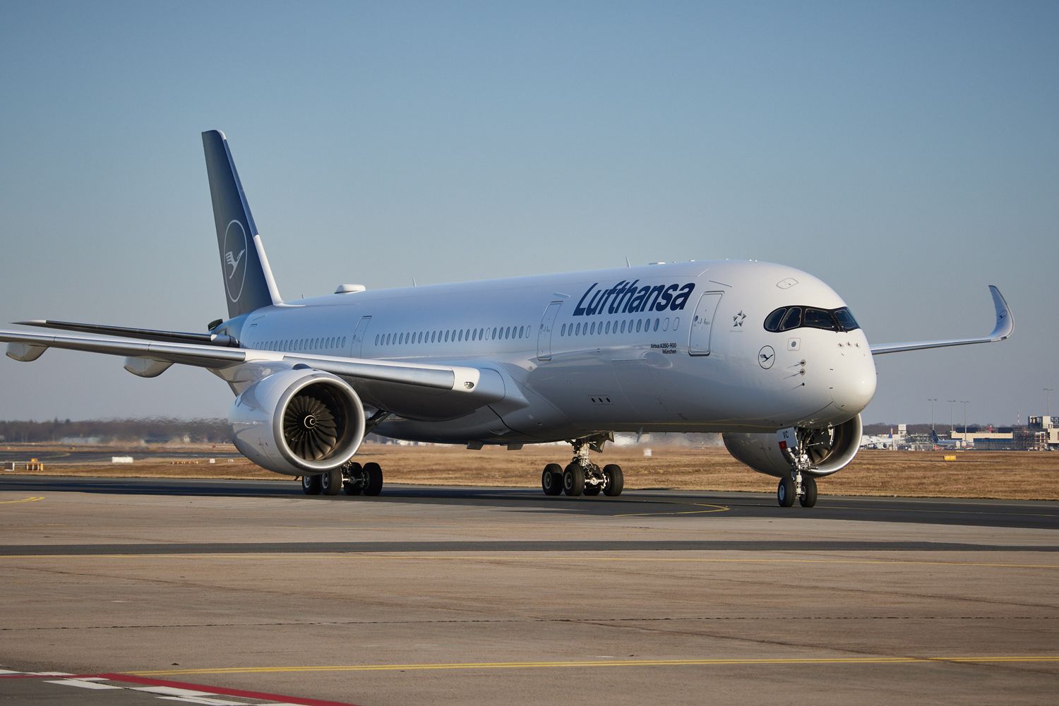 Lufthansa takes delivery of the first Airbus A350 with new Business Class