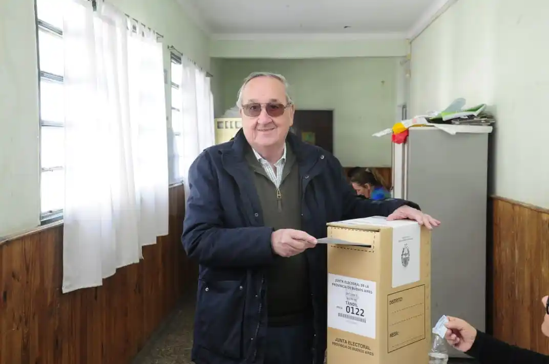 El intendente Miguel Lunghi emitió su voto en la Escuela EP N° 42
