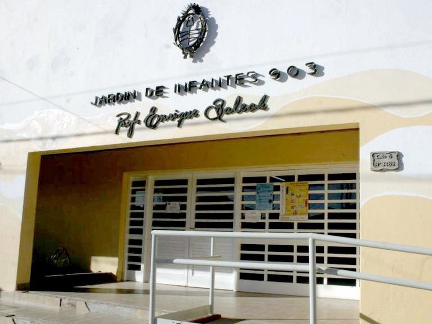 Edificio. Escolar de calles 6 y 71, de la Villa Díaz Vélez