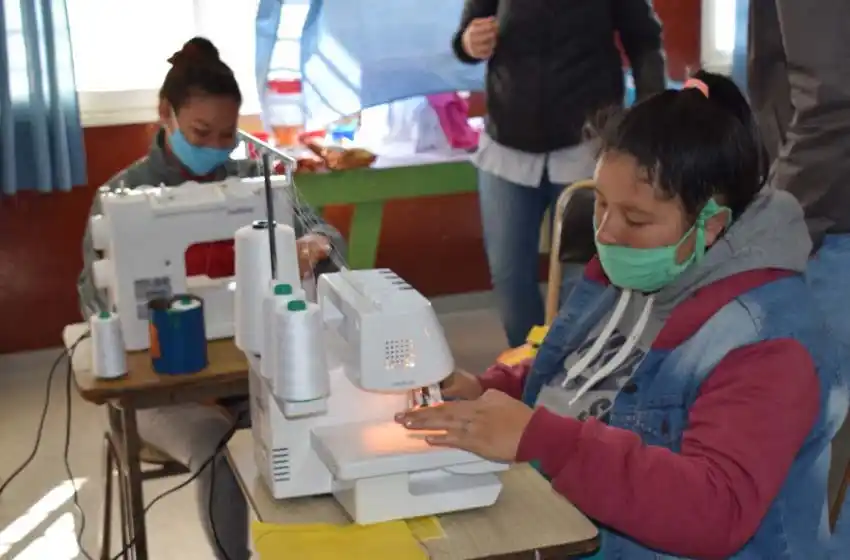 Perotti y Javkin firmaron un convenio para que Rosario se sume a un programa de inclusión a través de oficios