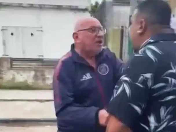 Según se advierte en el video, Rafael Moreno, de 74 años, mantuvo una discusión con Sergio David Díaz con su arma de fuego en la mano.