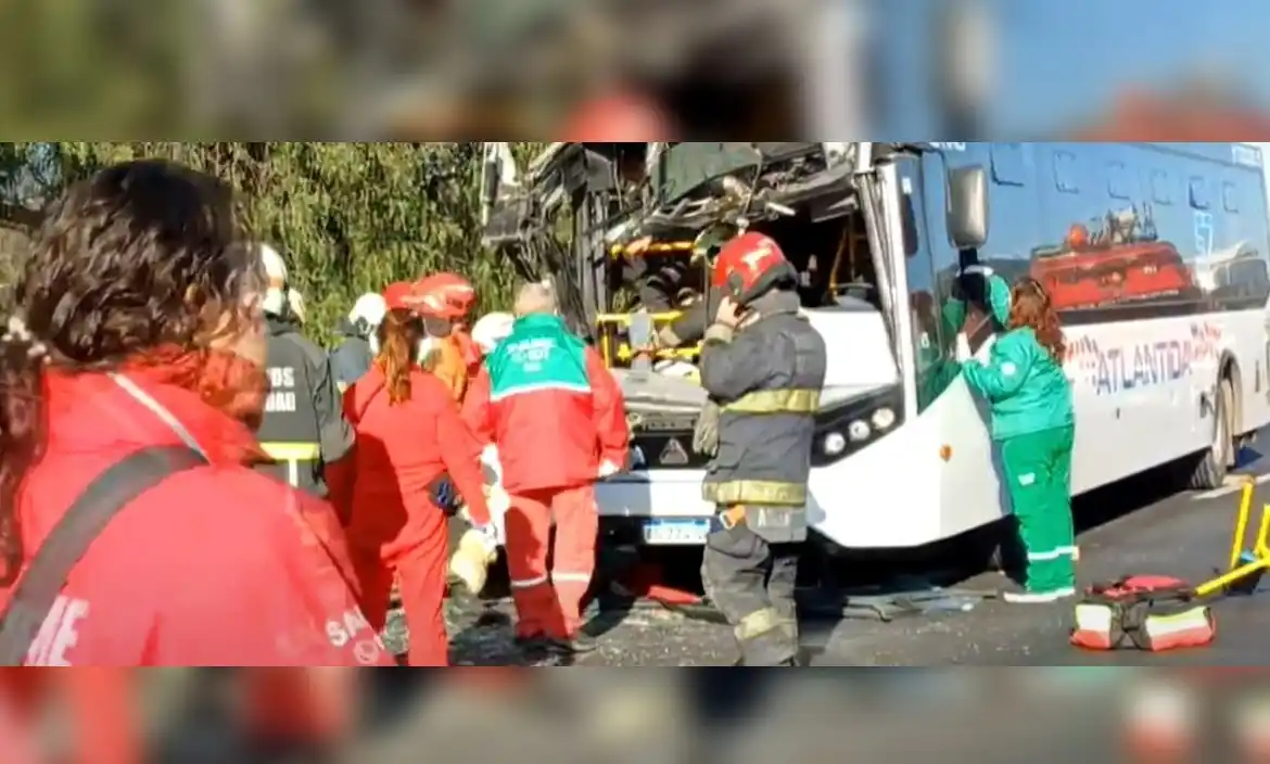 Choque entre colectivo de la línea 57 y un camión dejó varios heridos