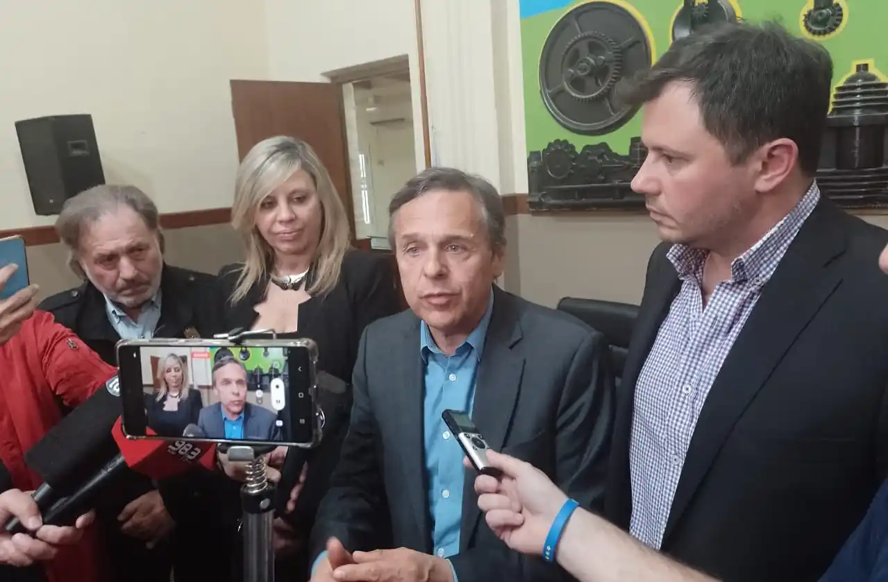 El ministro de Transporte junto María de los Ángeles Sacnun, Julio Eggimann y Sebastián Roma. Foto: Sur24