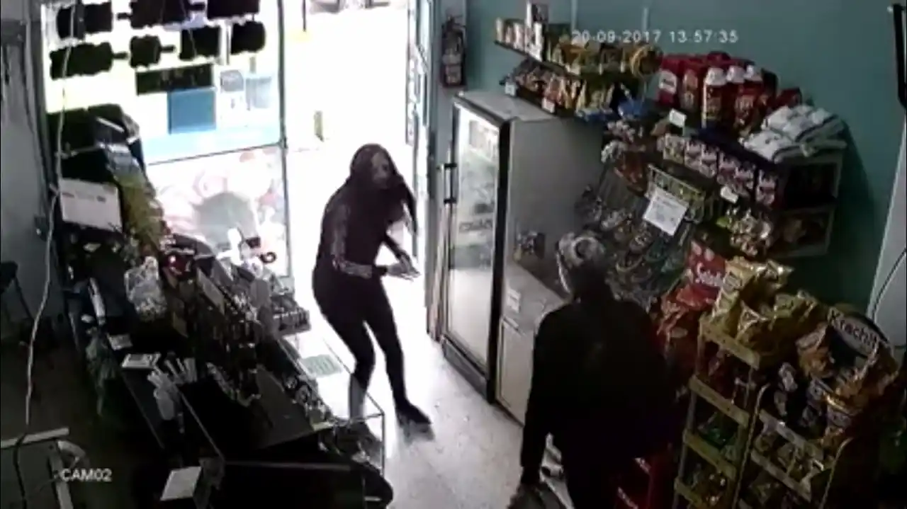 Video: quiso robar en un kiosko y la empleada lo echó a patadas