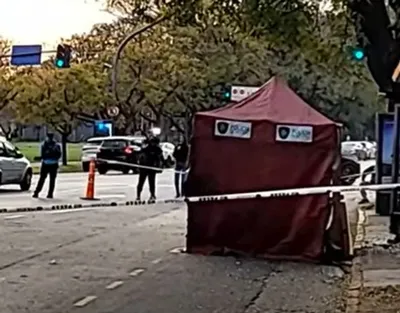 Tragedia en Buenos Aires: un motociclista chocó contra una parada de colectivos y murió