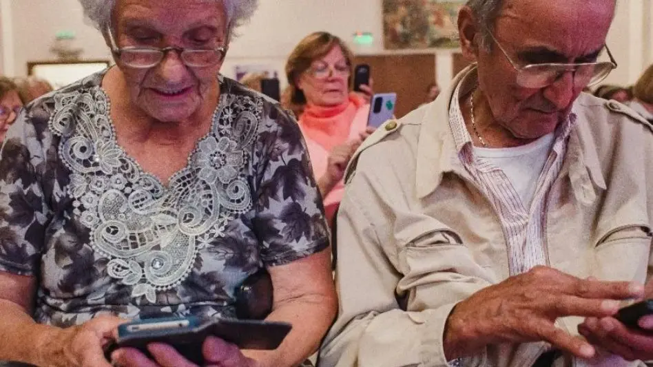 Abrieron la inscripción al curso gratuito de manejo de celulares para adultos mayores