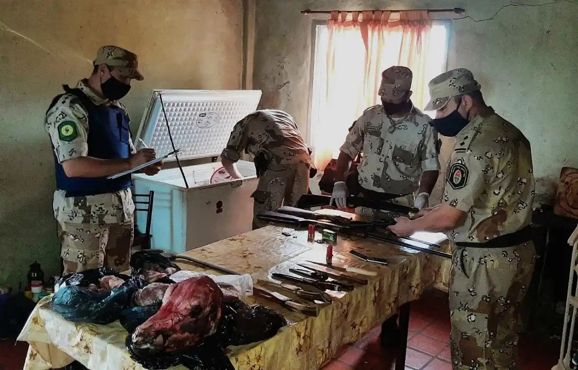 Abigeato: secuestraron tres armas de fuego, carne faenada y cartuchería
