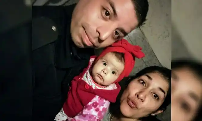 Milena, con sus papás, espera la ayuda de la comunidad. 