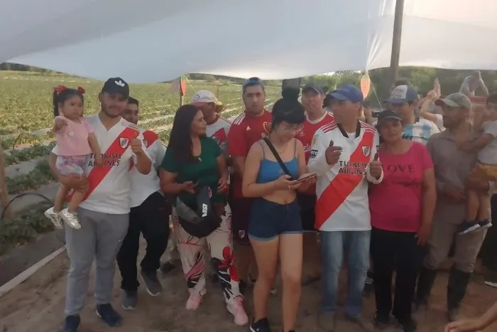 El intendente y el gerente de la Mutual entregan el trofeo a Facundo Führ, el gran ganador.