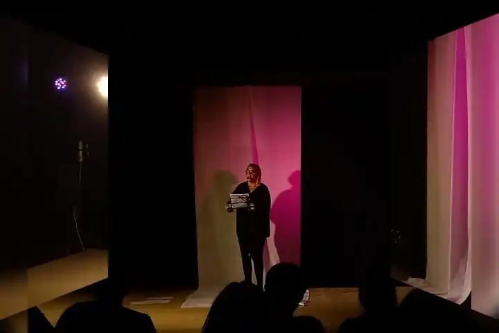 Teatro en el Centro Cultural Abelardo Castillo: presentan “Yo era una flor de la mañana”, con Marina Seery