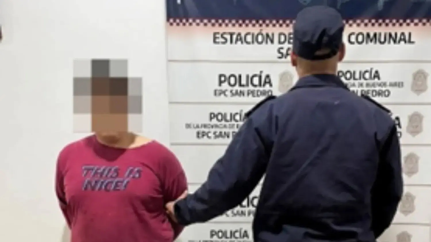 Cuando llegó la policía el hombre se hallaba golpeando a su pareja.