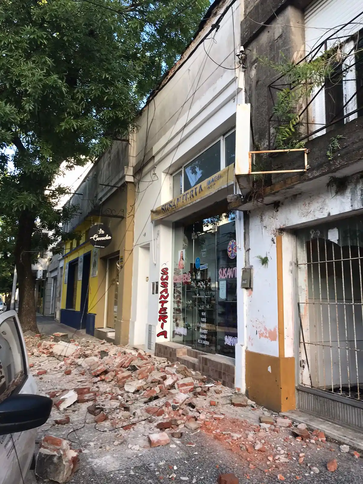 Gran susto en el centro: se derrumbó una pared y los restos cayeron sobre un vehículo