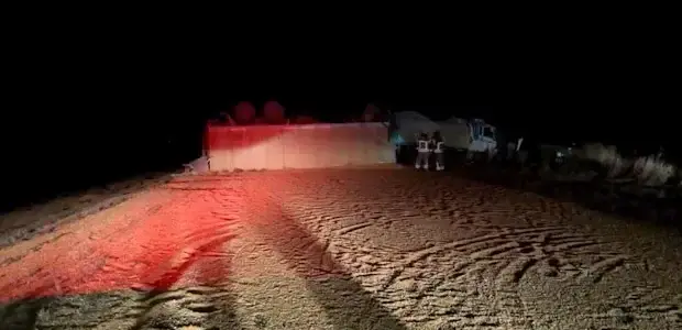Calzada liberada: volcó un camión con acoplado cargado con maíz en Ruta Nacional 33