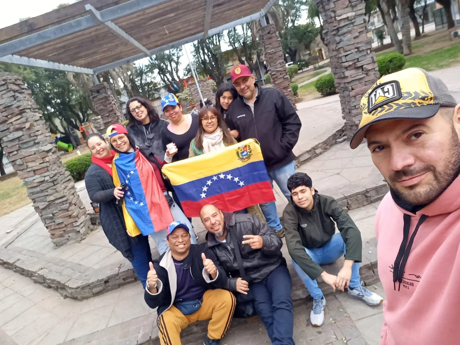 Los residentes venezolanos en San Pedro llegaron a la Plaza Belgrano con sus banderas.