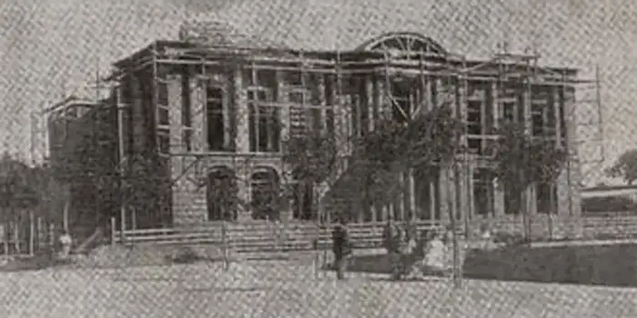 Foto tomada en 1914, con la Municipalidad en pleno proceso de construcción