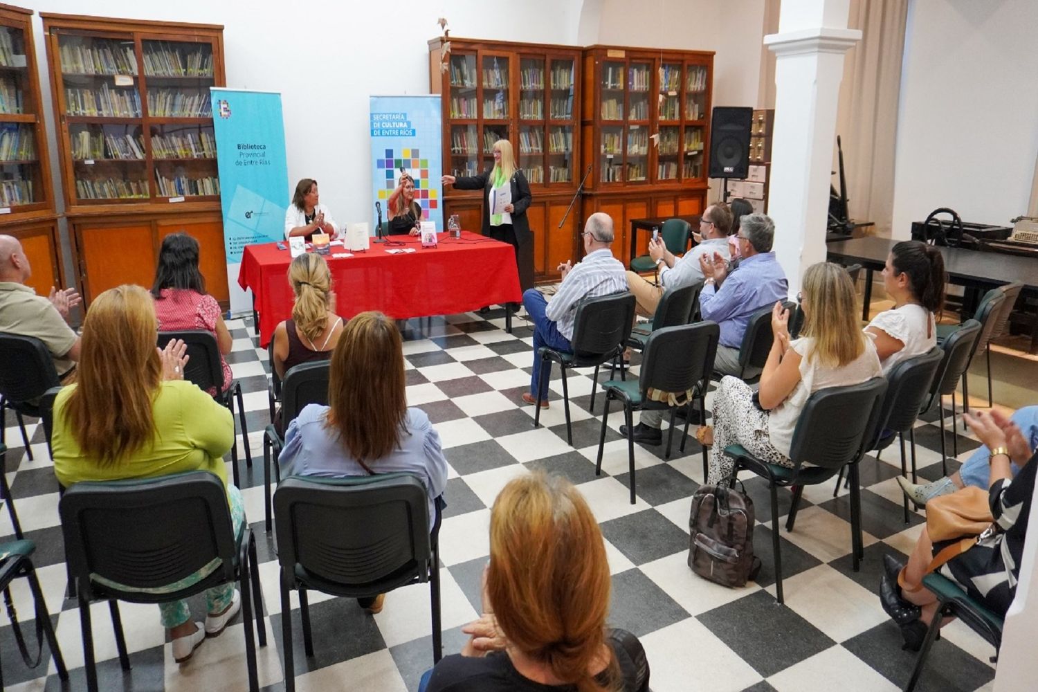 Empezó el ciclo Ellas presentan en la Biblioteca Provincial