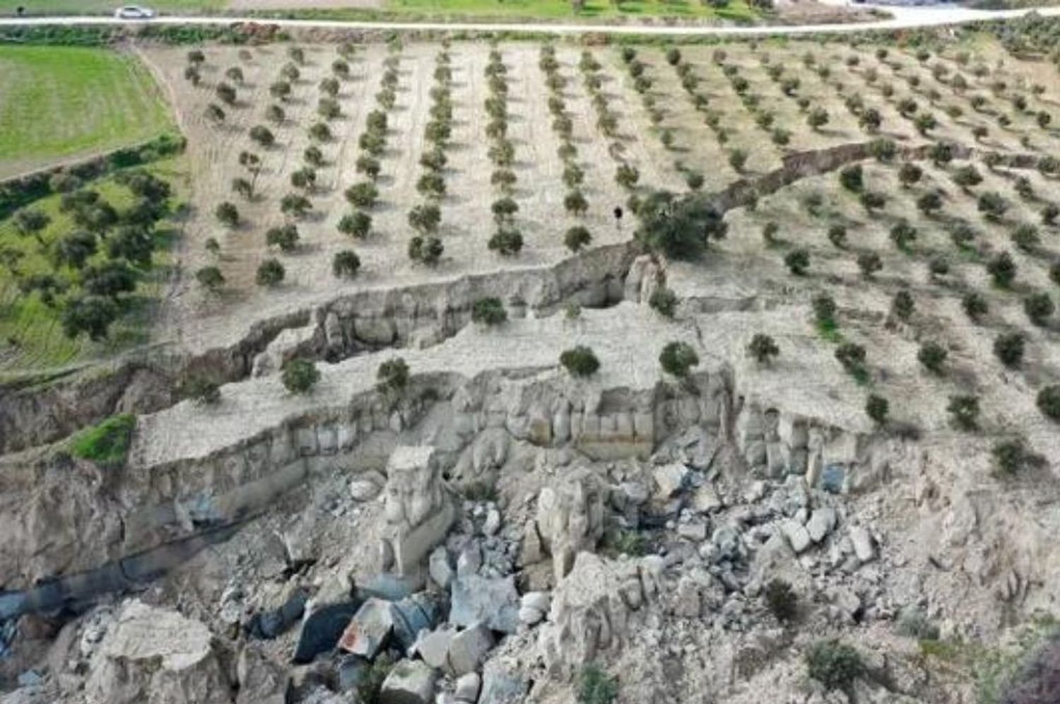 Video: impresionante socavón dejó el terremoto en medio de un campo de cultivo en Turquía