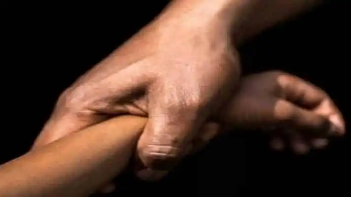 DESALMADA PERMITÍA ABUSOS CONTRA SU HIJA: grababa los videos para luego venderlos