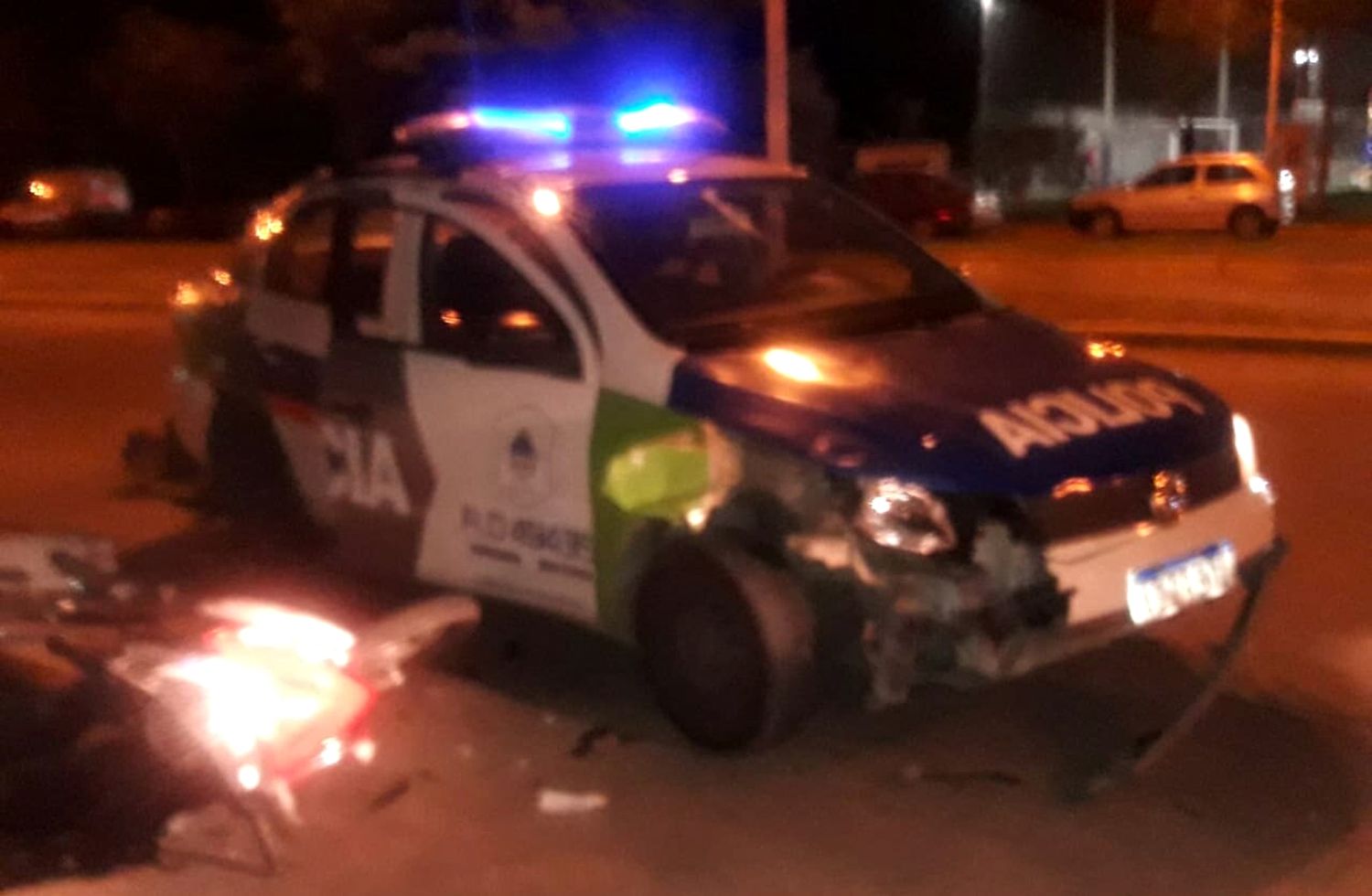 Hospitalizaron a motochorros que, tras arrebato, chocaron contra un patrullero
