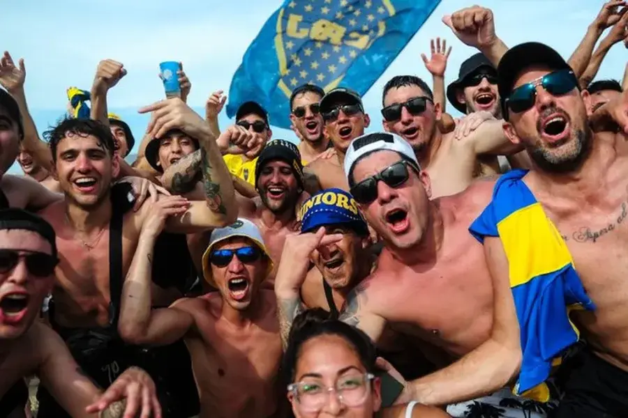 ¡Fiesta azul y oro! En la previa de la final, un banderazo de Boca llenó Copacabana