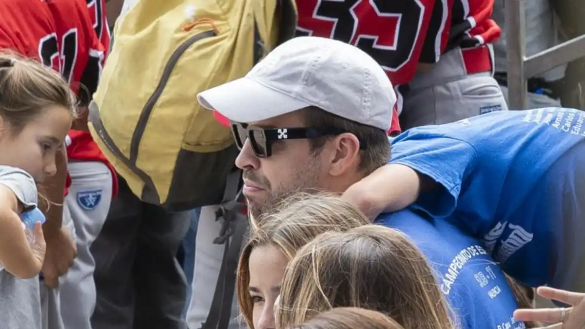 Fotografían a los hijos de Shakira jugando con la novia de Piqué en Cerdenya