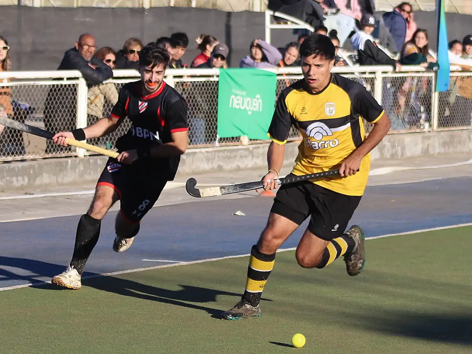 Una imagen del duelo entre Uncas e Independiente de Neuquén.