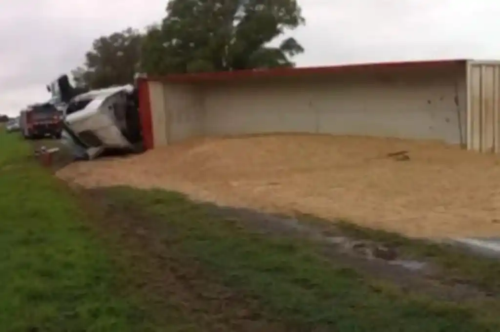 El  rescate se vio dificultado por la posición en que quedó atrapada la conductora.