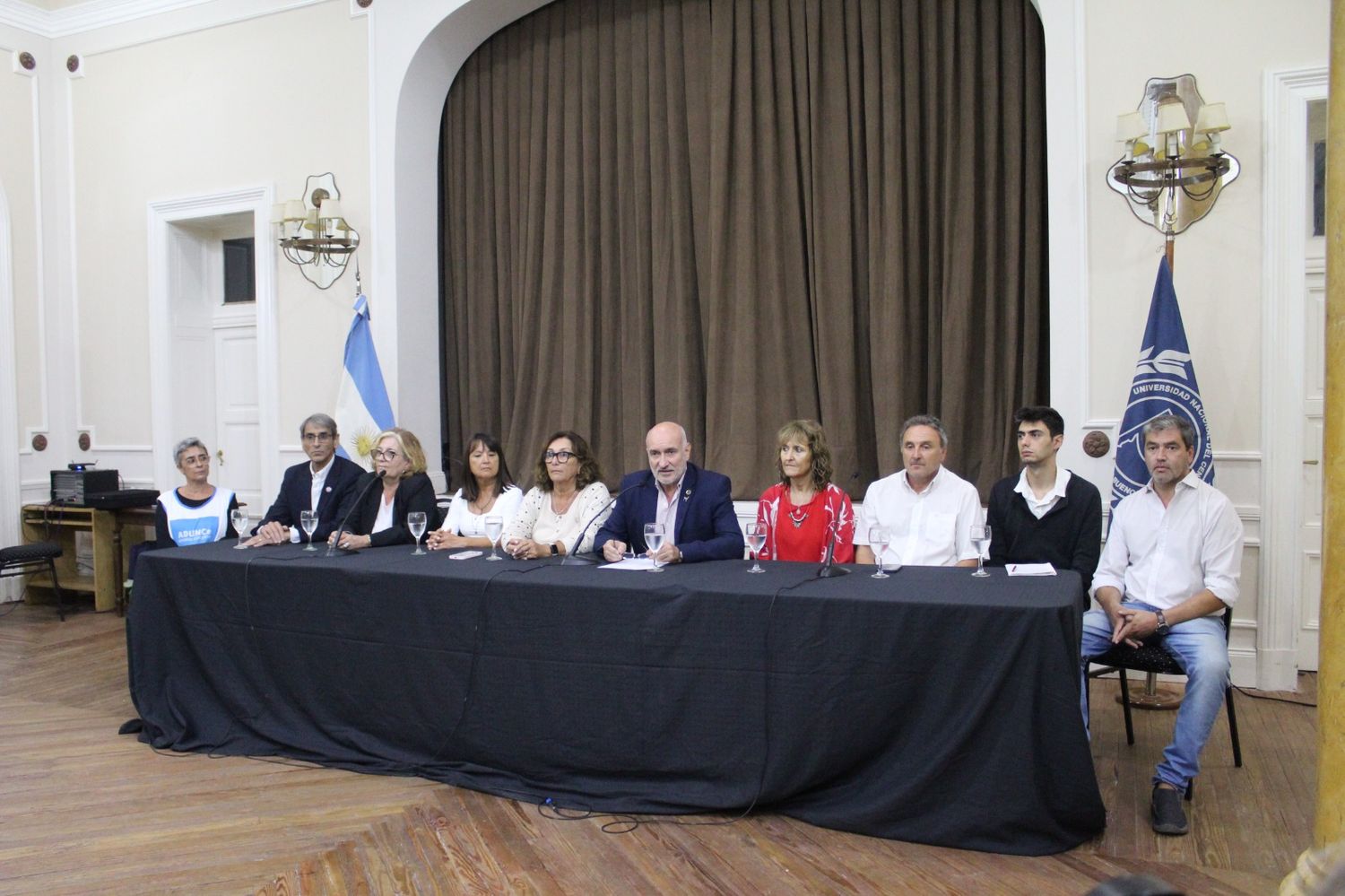 Verónica Gargiulo, Rodolfo Catalano, Daniela Ferrari, Silvia Stipcich, Alicia Spinello, Marcelo Aba, Mónica Blanco, Alfredo Rébori, Joaquín Palacios y Pablo Sanz. 


FOTO CONFERENCIA CONSEJO 4