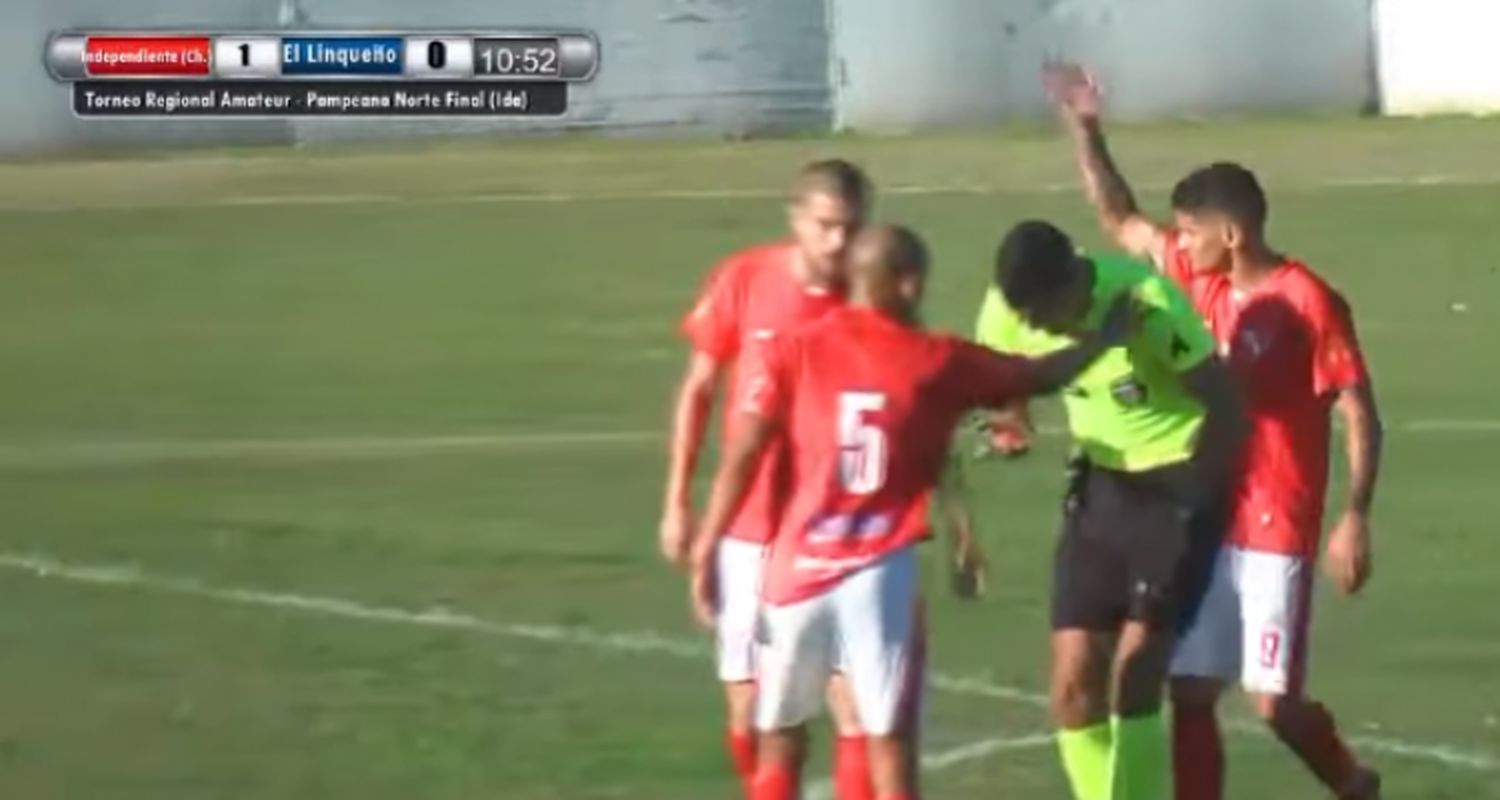 Torneo Regional: Cómo fue la agresión con una botella al árbitro Joaquín Gil en Chivilcoy