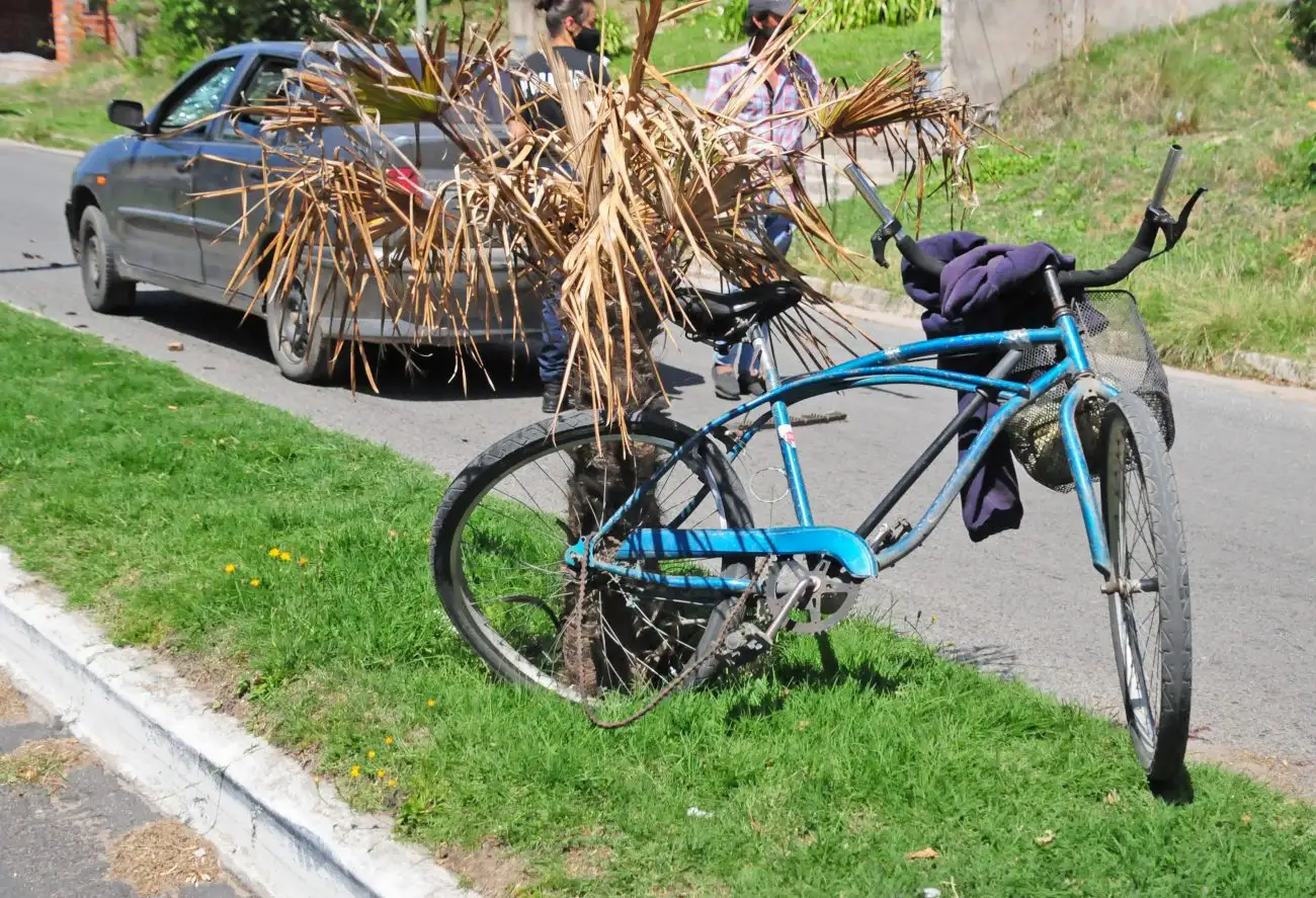 Un ciclista terminó internado tras ser embestido por un auto