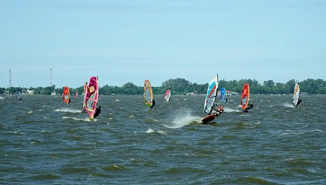 Con mucho viento y una convocatoria increíble comenzó la temporada de windsurf en Chascomús