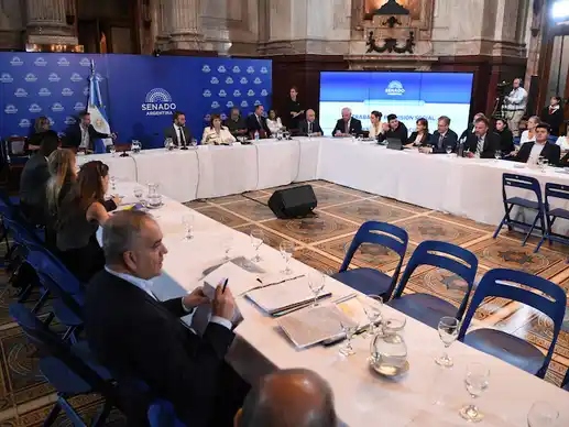 El oficialismo consiguió dictamen para tratar la reforma laboral en el Senado, pero será en febrero.