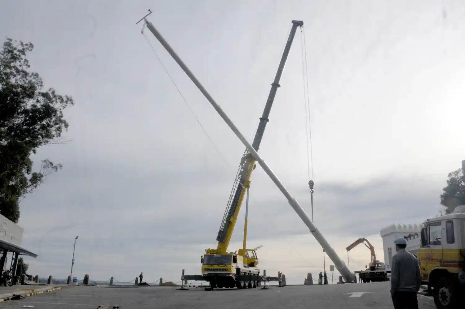 El mástil de 42 metros ya está en la cima del Parque Independencia