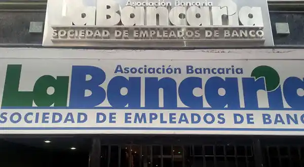 Paritaria de bancarios: Aumento de 19,5% y bono de $12.500