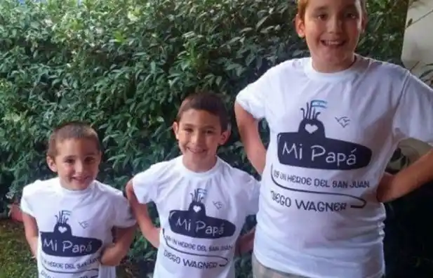 El homenaje de los hijos de un tripulante: "Mi papá es un héroe del San Juan"
