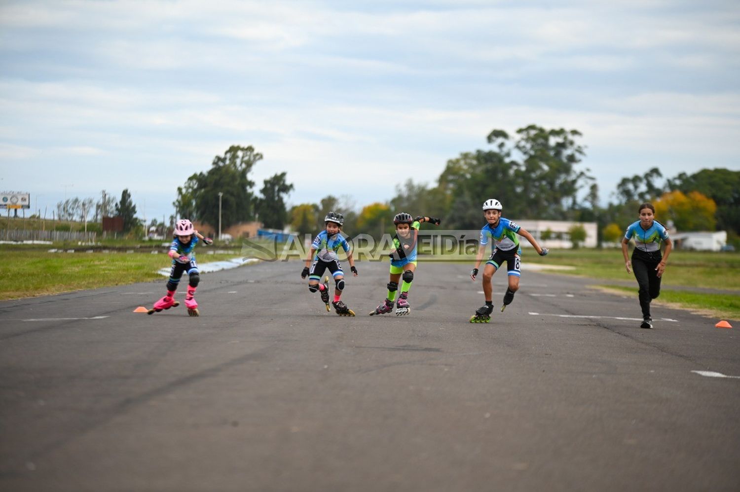 Los chicos del patín carrera del club Sarmiento entrenando en el Autódromo local (crédito: MR Fotagrafía)..