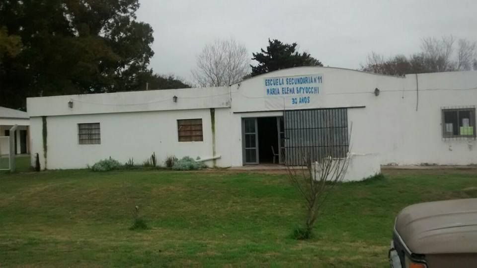 Deficiencias en la estructura edilicia de la Escuela de Aldea San Antonio, se electrocutan las paredes