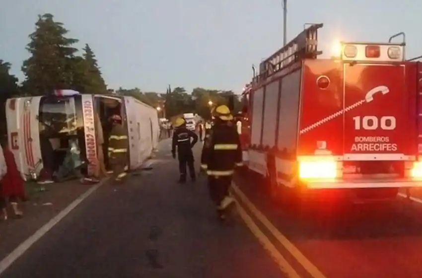 Volcó un micro que iba a Mar del Plata: al menos 15 personas heridas
