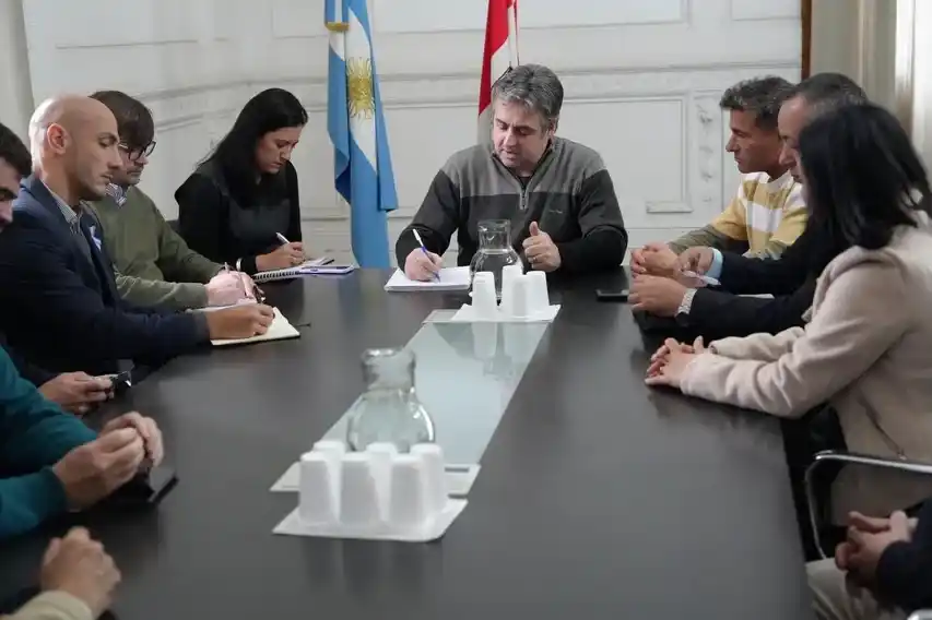 Cococcioni junto a Lattanzi, concejales y otras autoridades, en Rosario. Foto: Municipalidad de Rufino.