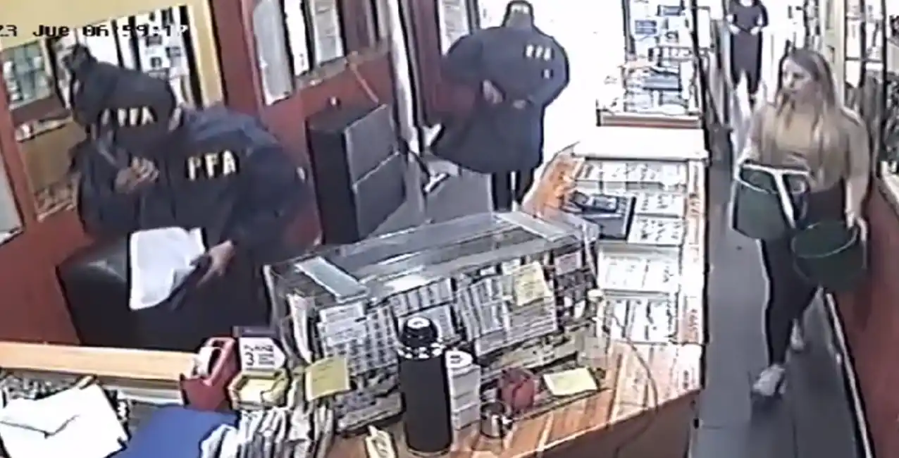 La secuencia quedó registrada por las cámaras de seguridad.